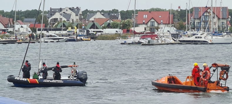 Na wodach Zatoki Puckiej przewrócił się jacht, straż graniczna pomogła żeglarzowi - GospodarkaMorska.pl