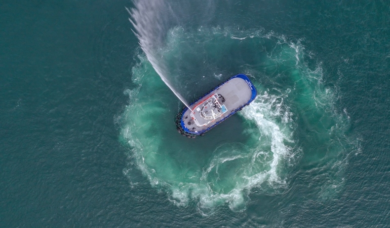 Pierwszy na świecie bezemisyjny holownik ZEETUG udowadnia swoją wydajność - GospodarkaMorska.pl
