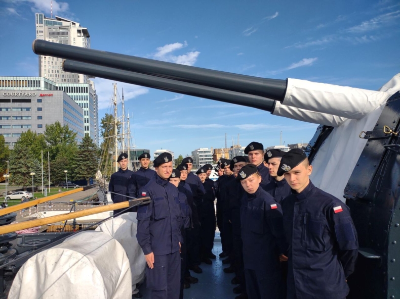 Podchorążowie AMW poznawali historię Marynarki Wojennej RP [ZDJĘCIA] - GospodarkaMorska.pl