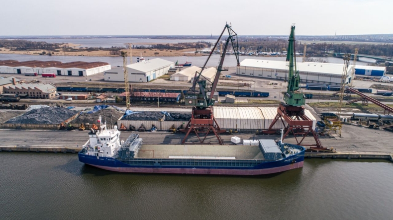 Coca-Cola transportuje materiały produkcyjne masowcami ze względu na kryzys żeglugowy - GospodarkaMorska.pl