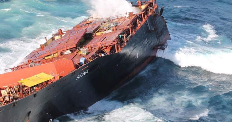 Kontenerowiec "Rena" na niebezpiecznych rafach, czyli wielowymiarowe konsekwencje błędów załogi - GospodarkaMorska.pl