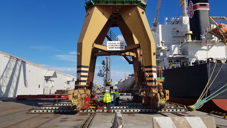 Zgrany duet OT Port Gdynia z Port Consultants. Jak przebiegało przesunięcie żurawia o masie 236 ton? [ZDJĘCIA] - GospodarkaMorska.pl