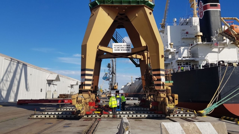 Zgrany duet OT Port Gdynia z Port Consultants. Jak przebiegało przesunięcie żurawia o masie 236 ton? [ZDJĘCIA] - GospodarkaMorska.pl