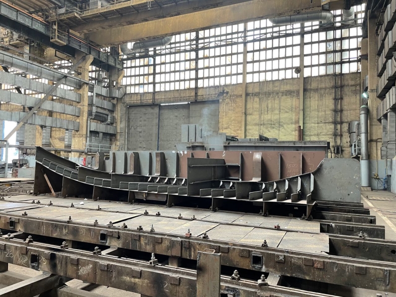 Powstają sekcje nowego statku pożarniczego Strażak-28  - GospodarkaMorska.pl