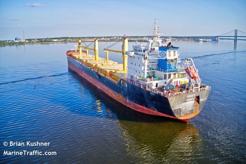 Przestępcy włamali się na statek w poszukiwaniu narkotyków skonfiskowanych przez policję  - GospodarkaMorska.pl