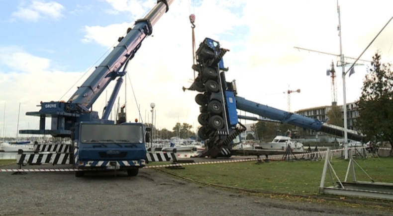 Szczecin. Przewrócił się dźwig w marinie - GospodarkaMorska.pl