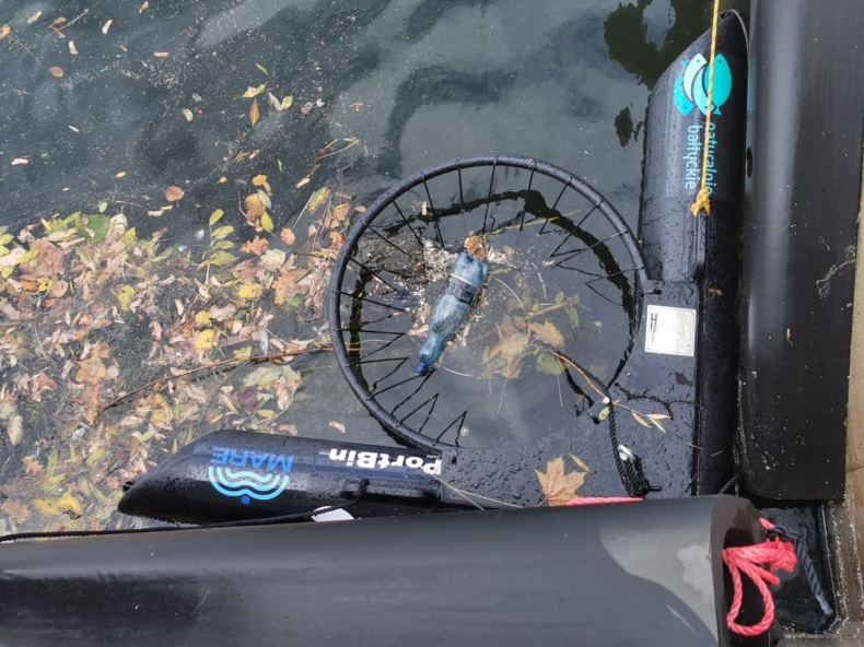 Morski kosz wyłowi śmieci z portu w Kołobrzegu - GospodarkaMorska.pl