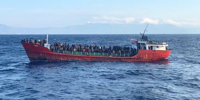 Grecy przechwycili uszkodzony statek z 400 imigrantami [WIDEO, ZDJĘCIA] - GospodarkaMorska.pl