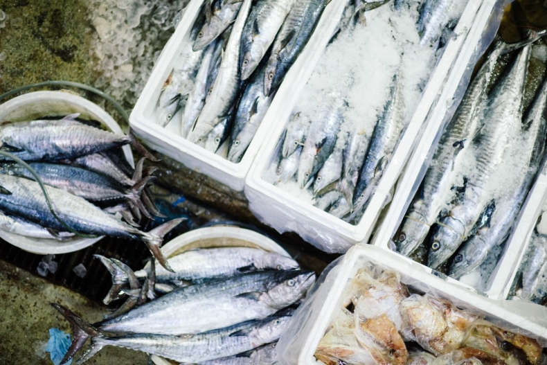 Częściej jemy ryby, śledź rządzi na polskich stołach - GospodarkaMorska.pl