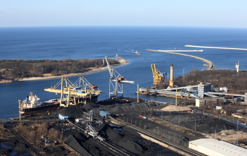 Świnoujście. Trwa akcja ratownicza w porcie. Z suwnicy spadła kabina z operatorem - GospodarkaMorska.pl