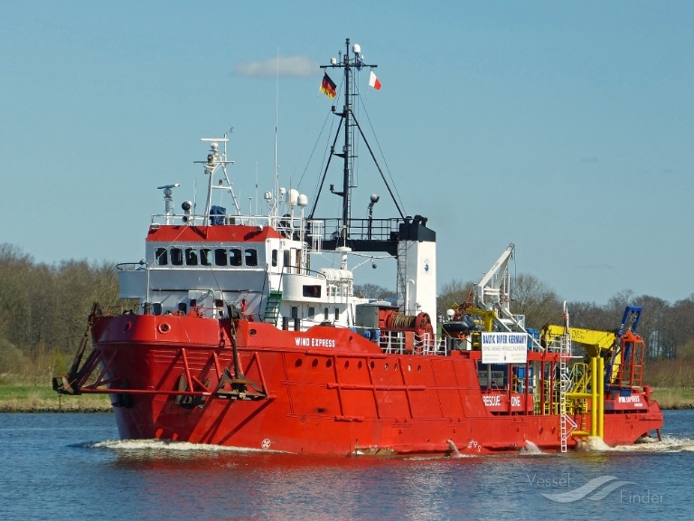 Do portu na Sycylii wpłynął statek z ponad 800 uratowanymi na morzu migrantami - GospodarkaMorska.pl