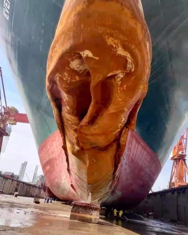 Ever Given przygotowany do naprawy. Zdjęcia pokazują zakres uszkodzeń - GospodarkaMorska.pl