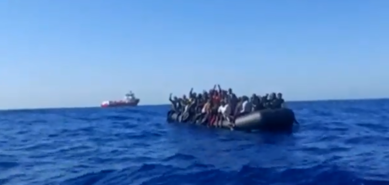 Włochy. Ponad 400 migrantów uratowanych na morzu przybyło na Lampedusę - GospodarkaMorska.pl