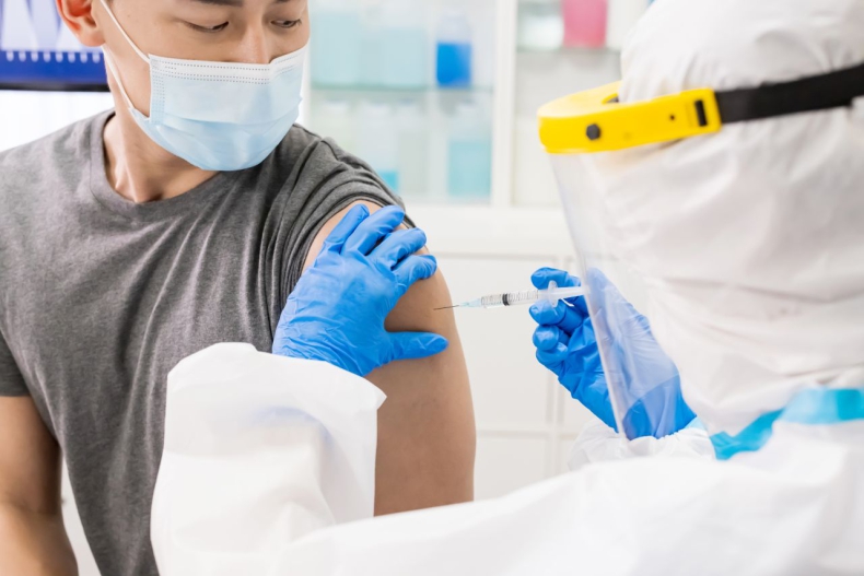 Singapur planuje przekazać szczepionki marynarzom - GospodarkaMorska.pl