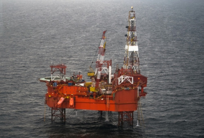 Śmigłowiec zabrał rannego mężczyznę z platformy Petro-Balticu - GospodarkaMorska.pl