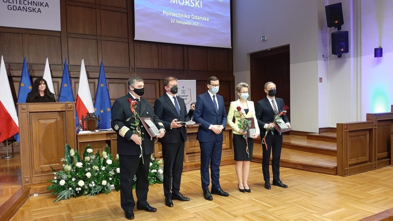 Morawiecki w Gdańsku: zapowiedź wzrostu nakładów na Marynarkę Wojenną, podkreślenie rozwoju portów i stoczni [WIDEO] - GospodarkaMorska.pl