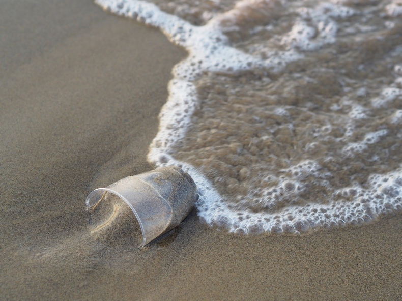 Biopaliwo z plastikowych śmieci może napędzić… statki sprzątające oceany ze śmieci - GospodarkaMorska.pl
