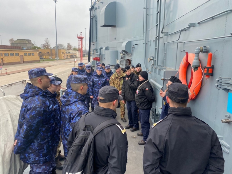 Studenci programu "Erasmus" AMW w Gdyni oglądali jednostki 3. Flotylli Okrętów - GospodarkaMorska.pl