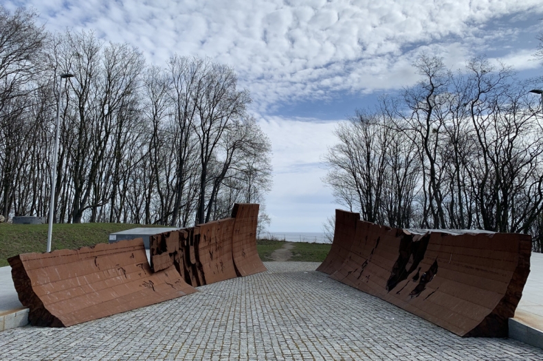 W Gdyni rozpoczęły się uroczystości pogrzebowe oficera i marynarzy, ofiar terroru komunistycznego - GospodarkaMorska.pl