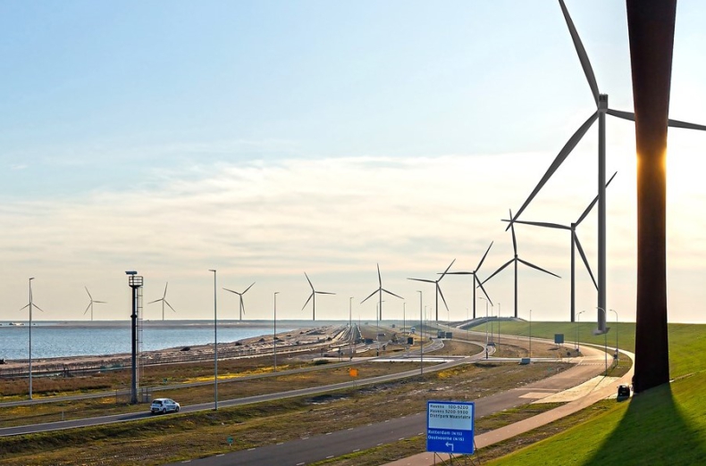Na falochronach w rejonie portu Rotterdam pojawią się turbiny wiatrowe - GospodarkaMorska.pl