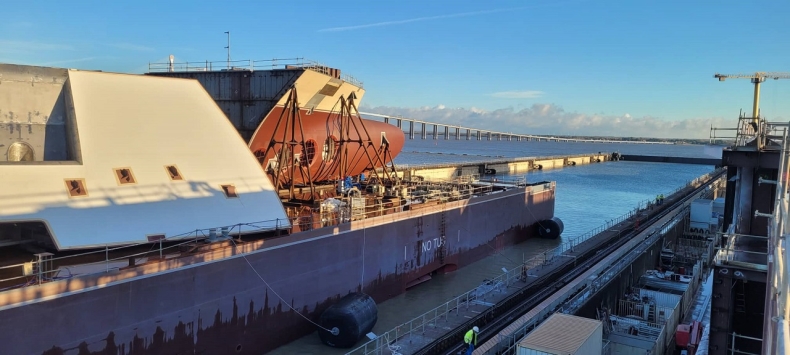 Mega blok ze stoczni Crist dotarł już do francuskiego Saint Nazaire [WIDEO] - GospodarkaMorska.pl
