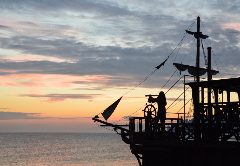 Piraci zaatakowali kontenerowiec w Zatoce Gwinejskiej, biorąc szóstkę zakładników - GospodarkaMorska.pl