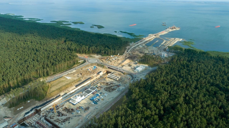 Zalew Wiślany zamarznięty, ale większość prac przy budowie sztucznej wyspy wykonana - GospodarkaMorska.pl