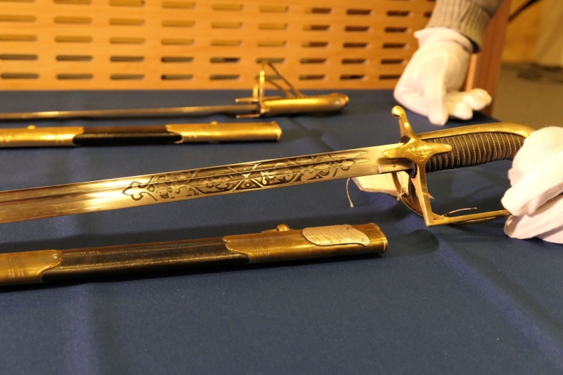 Gdynia. Dwie cenne szable oficerskie trafiły do zbiorów Muzeum Marynarki Wojennej - GospodarkaMorska.pl