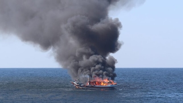 5 osób i narkotyki na płonącej łodzi, US Navy wkracza do akcji - GospodarkaMorska.pl
