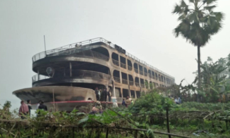 Co najmniej 32 osoby zginęły w pożarze promu w Bangladeszu [WIDEO] - GospodarkaMorska.pl
