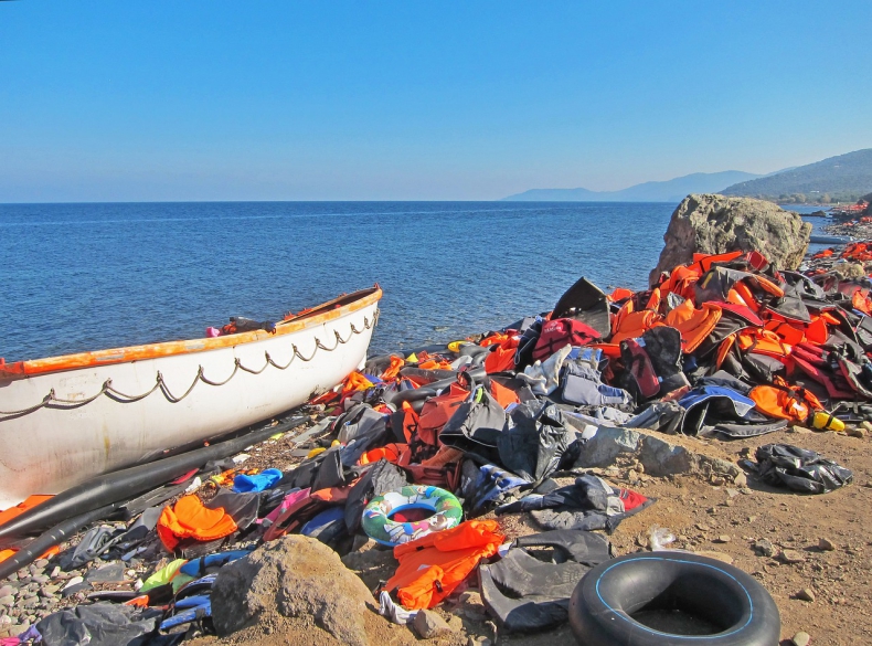 Do 16 wzrósł bilans ofiar śmiertelnych po zatonięciu łodzi z migrantami u wybrzeży Grecji  - GospodarkaMorska.pl