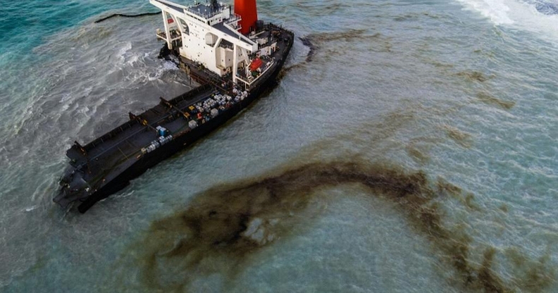 Mauritius. Kapitan tankowca skazany na 20 miesięcy więzienia za wyciek paliwa do morza - GospodarkaMorska.pl