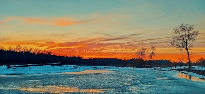Warmińsko-Mazurskie. Uratowano mężczyznę, pod którym na jeziorze załamał się lód - GospodarkaMorska.pl