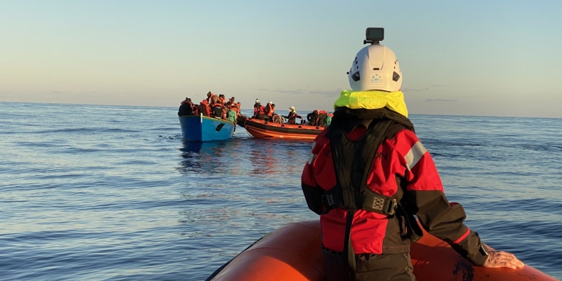 Statek NGO z 440 migrantami płynie na Sycylię - GospodarkaMorska.pl