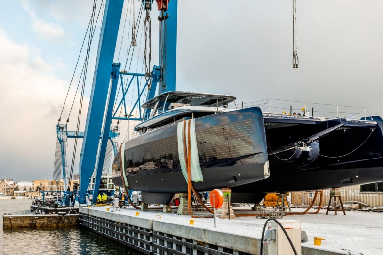 Przełom w zrównoważonej żegludze: wodowanie Sunreef 80 Eco - GospodarkaMorska.pl