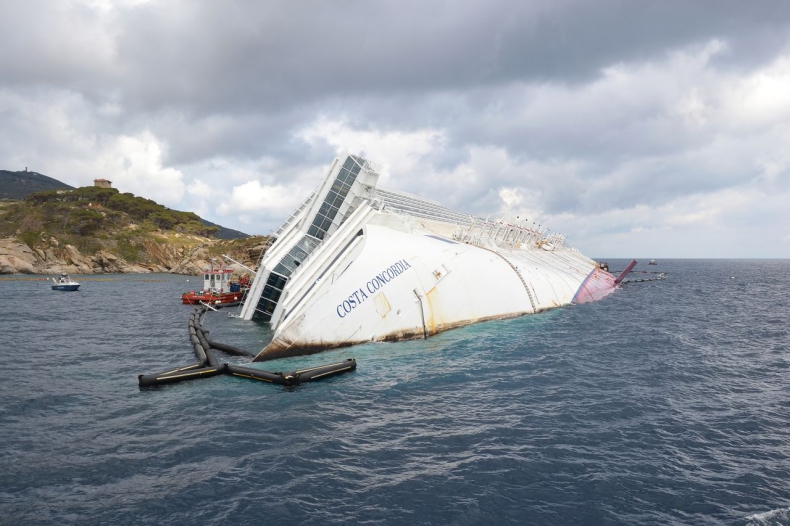 10 lat od katastrofy statku Costa Concordia; rozbitkom pomagał m.in. proboszcz z wyspy Giglio - GospodarkaMorska.pl