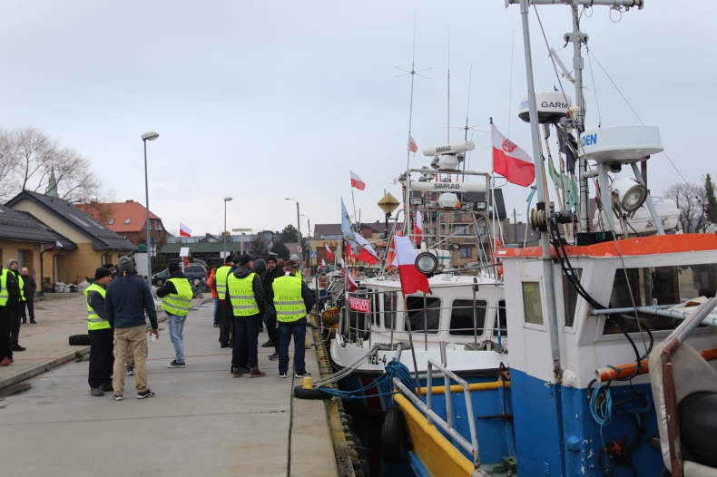Rybacy przybrzeżni blokują drogi w Malechowie i Kębłowie - GospodarkaMorska.pl