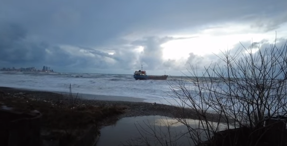 Rosyjski statek towarowy dryfował na wzburzonym Morzu Czarnym [WIDEO] - GospodarkaMorska.pl