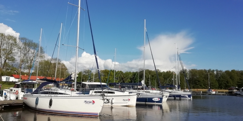 Dlaczego urlop na jachcie motorowo-spacerowym to znacznie ciekawsza opcja niż wynajem hotelu? - GospodarkaMorska.pl