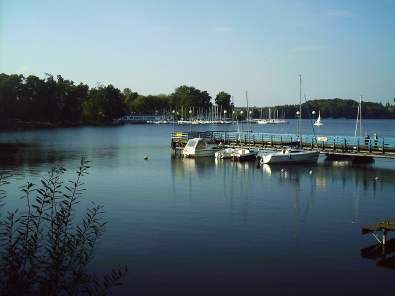 Iławskie starostwo nadal szuka właściciela motorówki porzuconej na Jezioraku - GospodarkaMorska.pl