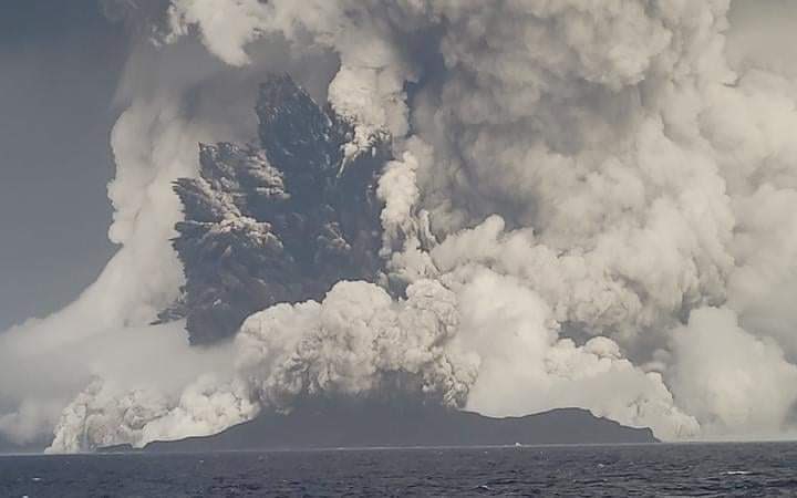 Wybuch wulkanu zerwał podwodny kabel, odcinając Tonga od świata; naprawa potrwa 4 tygodnie - GospodarkaMorska.pl