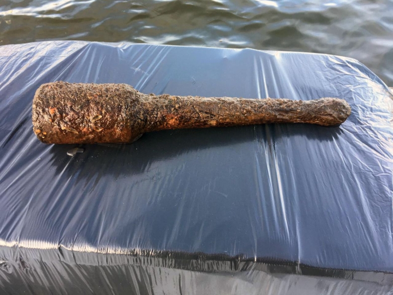 Granat na dnie Jeziora Mikołajskiego. Udana akcja saperów Marynarki Wojennej z Gdyni [ZDJĘCIA] - GospodarkaMorska.pl