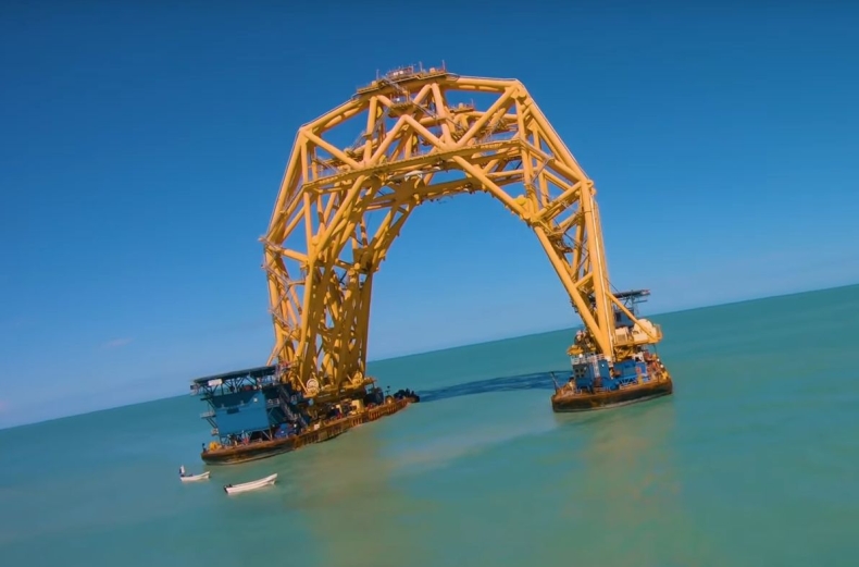 Olbrzymi morski dźwig na mieliźnie [WIDEO] - GospodarkaMorska.pl