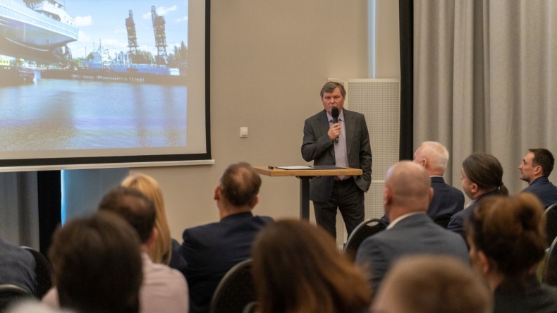 Stocznia Safe promuje pływającą platformę dokującą. Transport gabarytów nie będzie już udręką [WIDEO] - GospodarkaMorska.pl