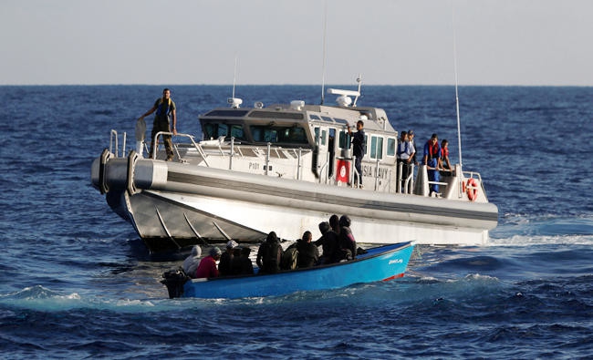 Tunezja. Sześciu migrantów utonęło, 30 zaginęło po przewróceniu się ich łodzi - GospodarkaMorska.pl