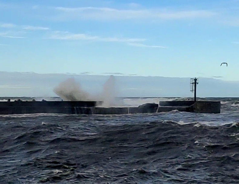 Ostrzeżenie drugiego stopnia o wezbraniu wód z przekroczeniem stanów ostrzegawczych na wybrzeżu - GospodarkaMorska.pl