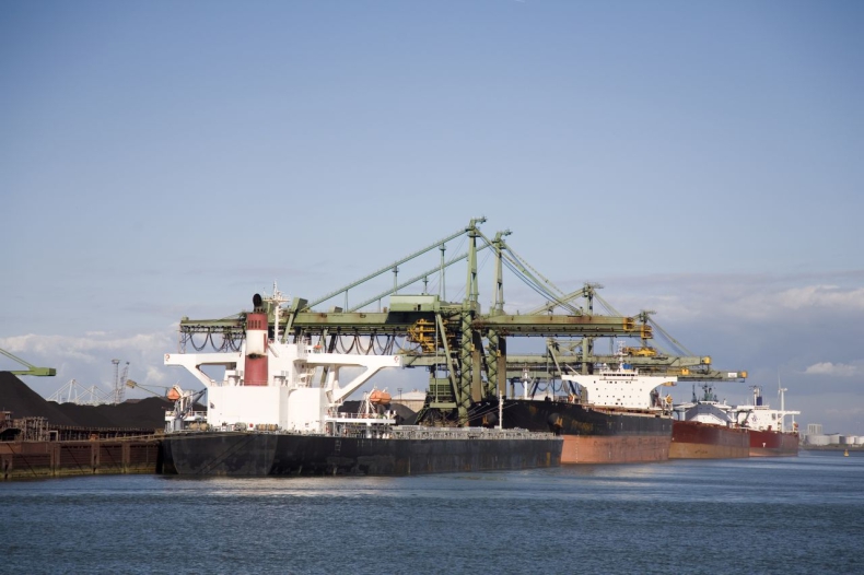  Raport: port w Rotterdamie jest najbardziej zanieczyszczającym portem morskim w Europie - GospodarkaMorska.pl