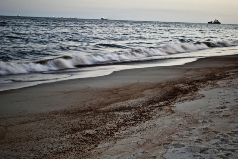 Peru. 24 plaże skażone wyciekiem ropy po tsunami na Pacyfiku - GospodarkaMorska.pl