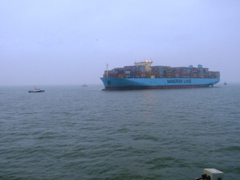 400-metrowy kontenerowiec Maersk na mieliźnie w Niemczech - GospodarkaMorska.pl