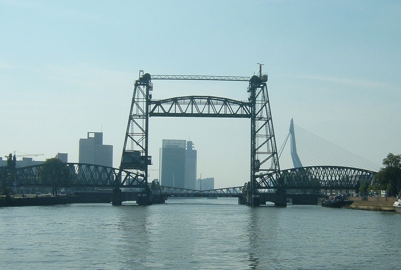 Kultowy most w Rotterdamie może zostać rozebrany, by umożliwić przepłynięcie jachtu Bezosa - GospodarkaMorska.pl